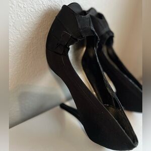 Jasmine Collection Charm Satin Platform Peep Toe Heels Black bow SZE 8.5